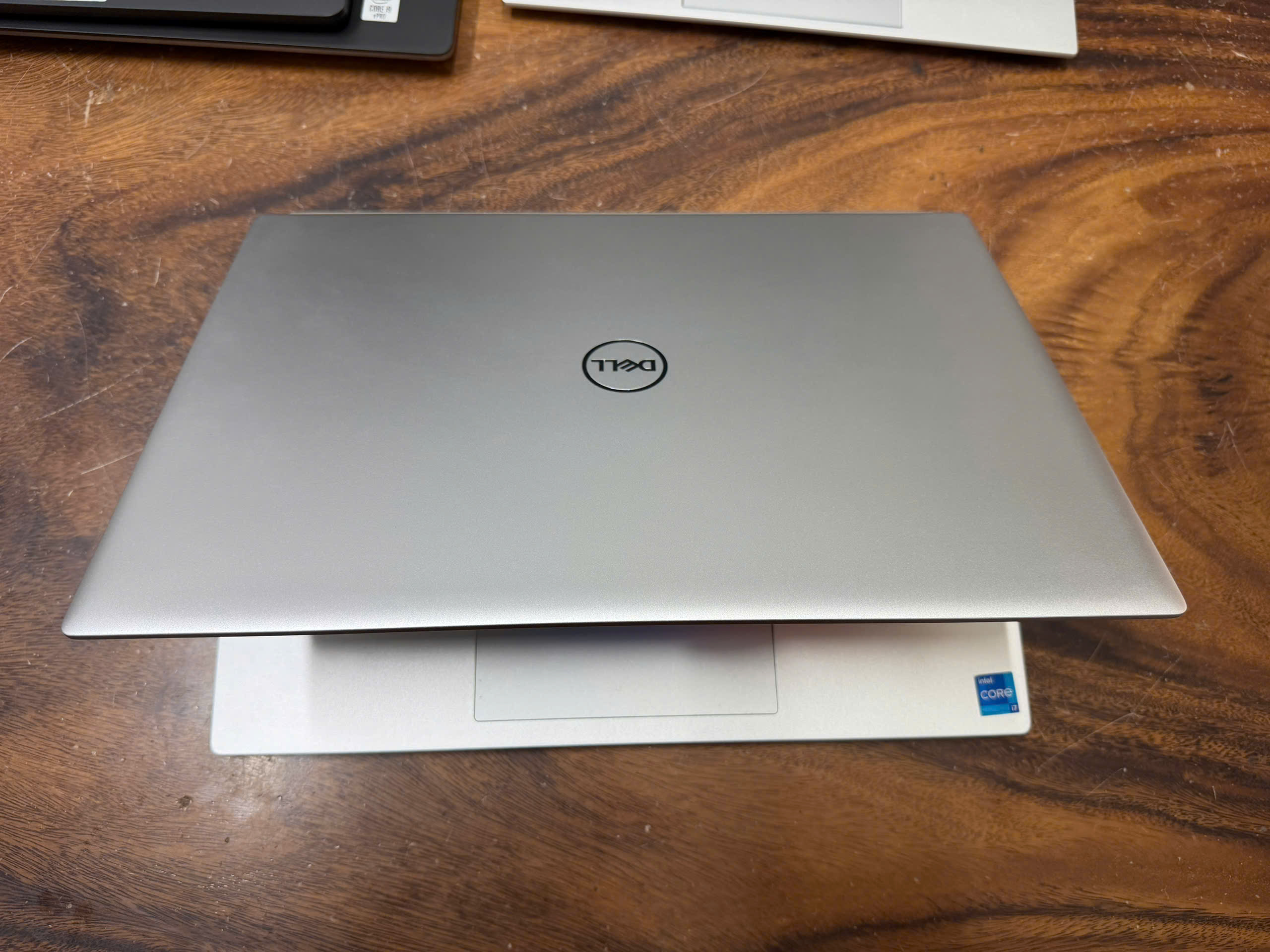 Dell Inspiron 5620 (1)