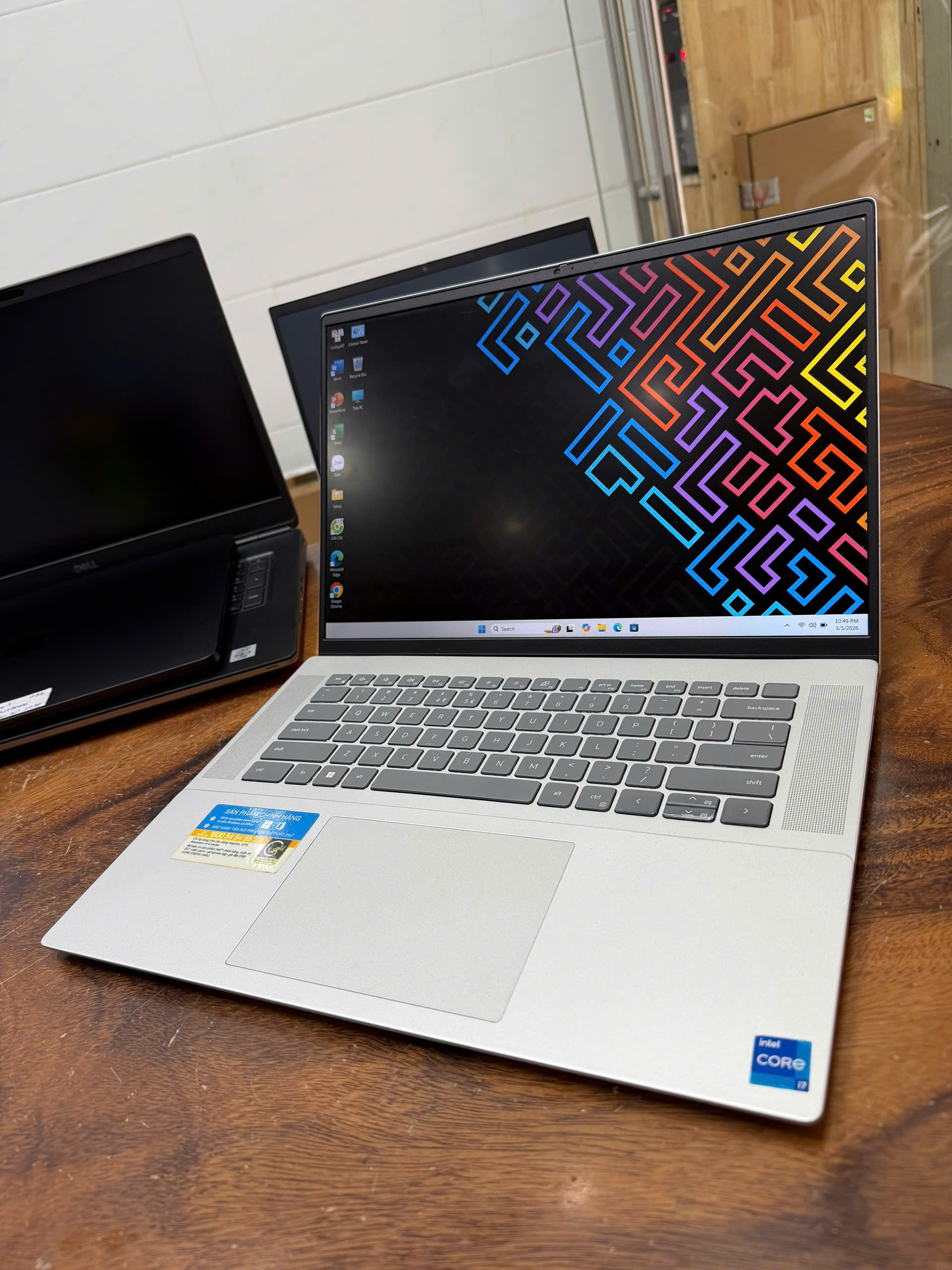 Dell Inspiron 5620 (2)