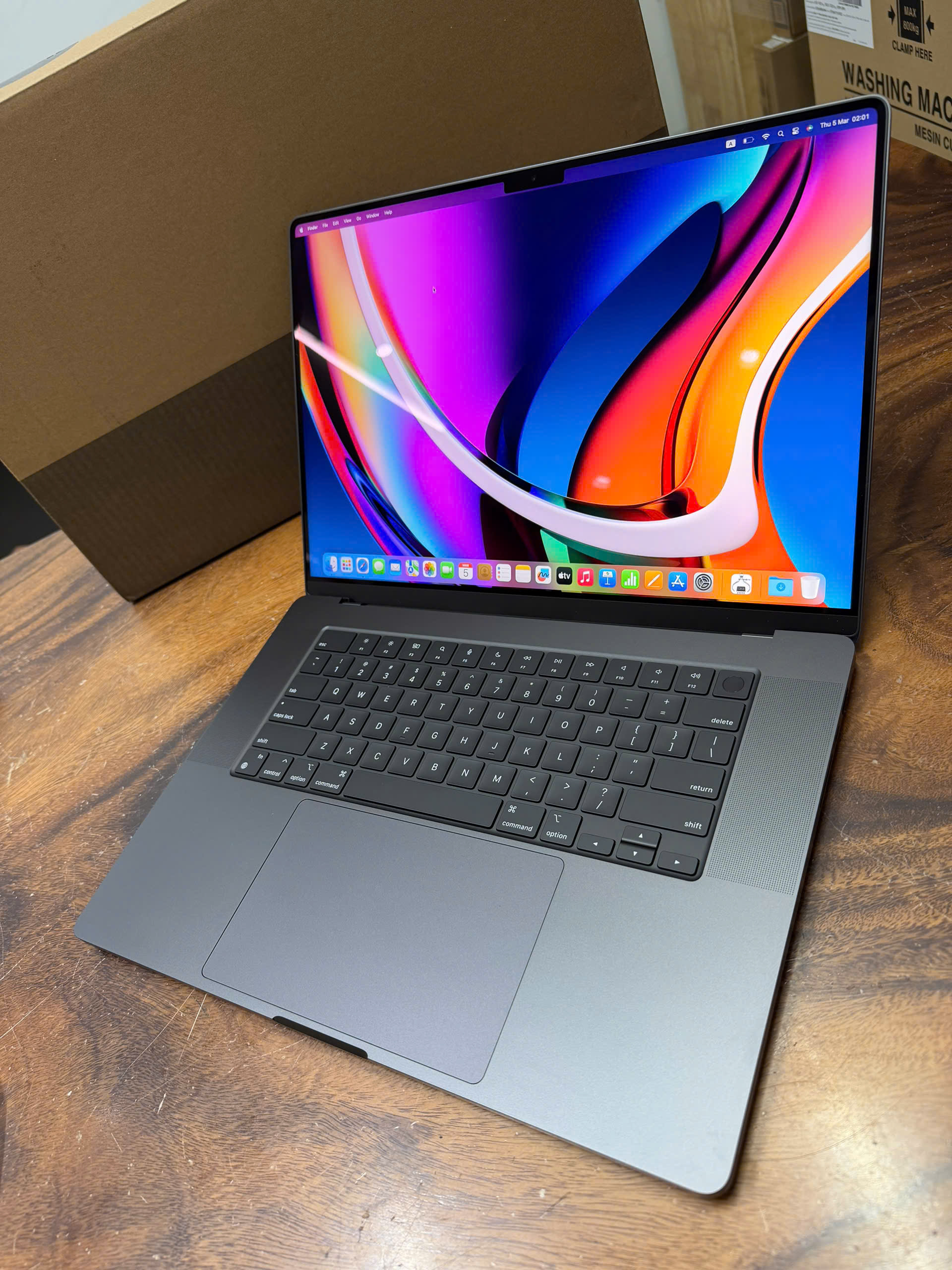 Macbook Pro 16 Like New (2)