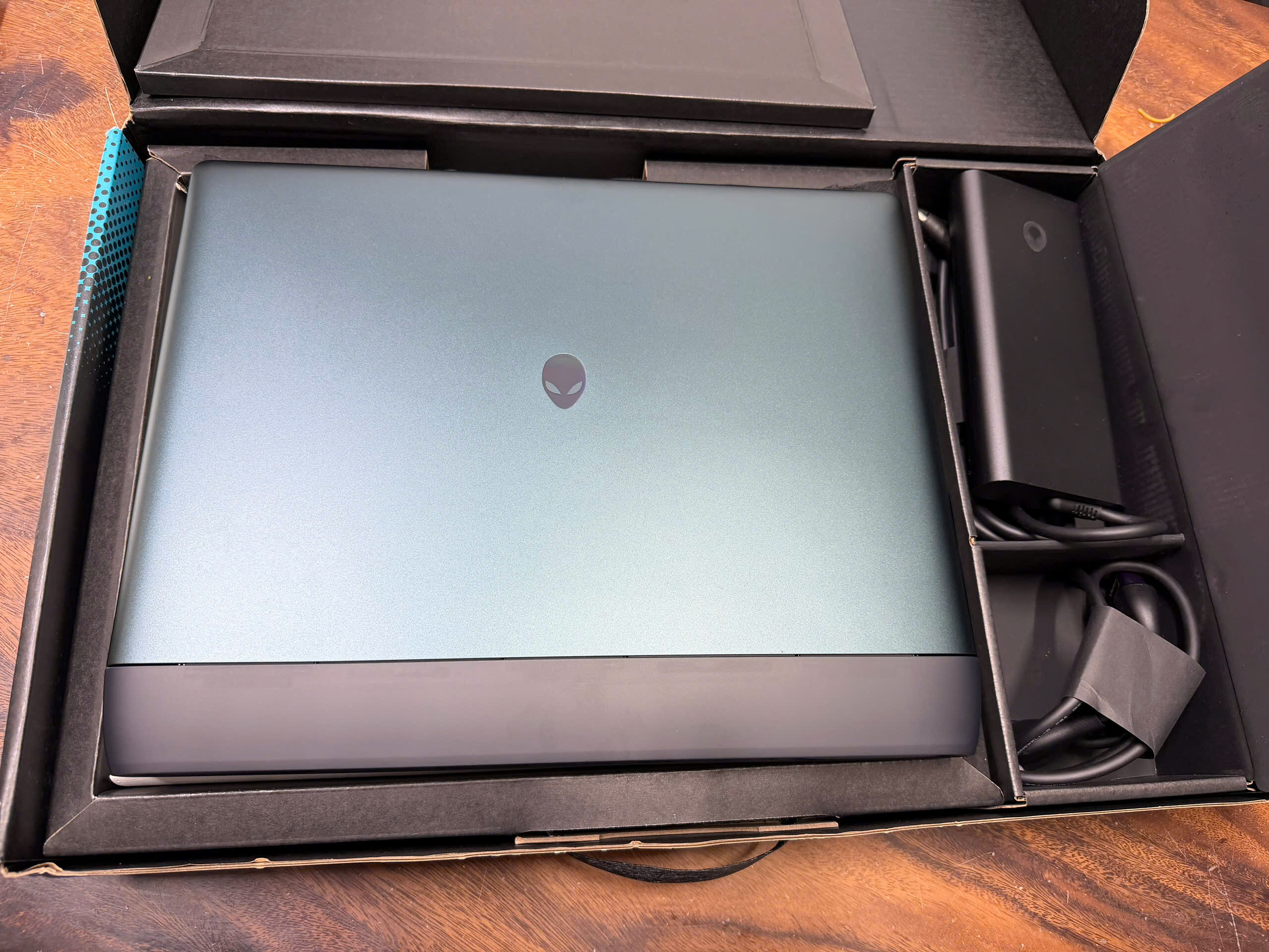 Dell Alienware 16 Area 51 Aa16250 (1)