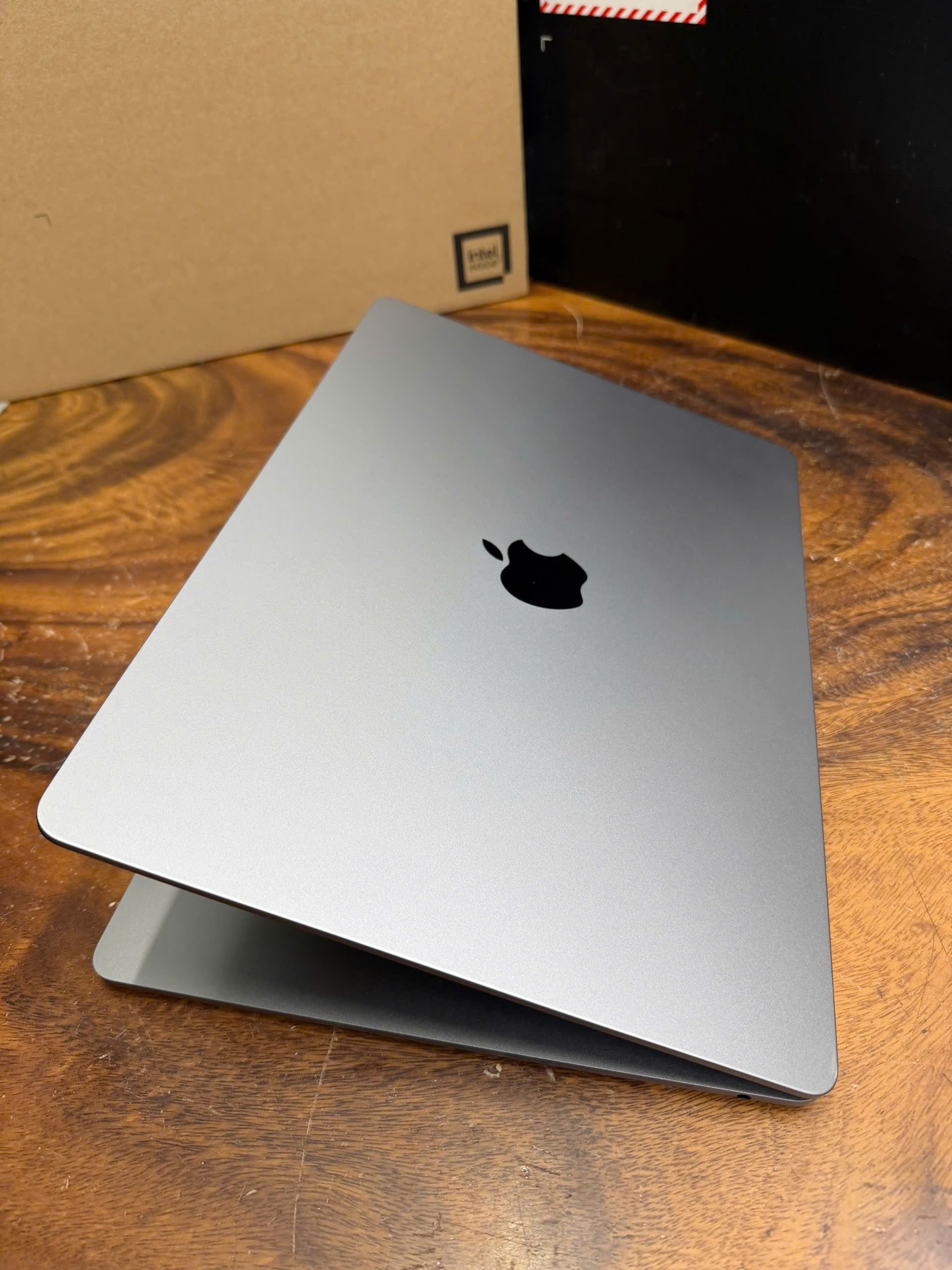 Macbook air 15in M3, ram 16G, ssd 512G.