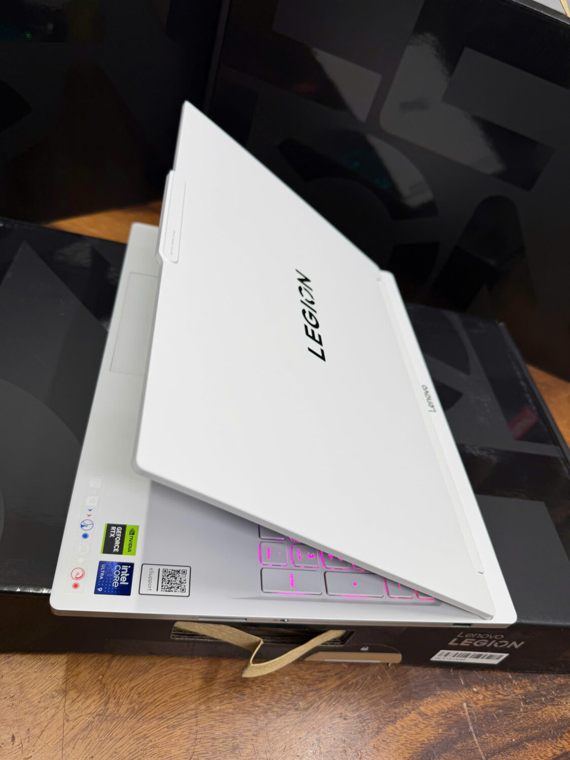 Lenovo Legion 7i 16IAX10, Ultra 9 290HX Plus, ram 32G, 1TB, RTX5070 12G, 16in 2.5K OLED