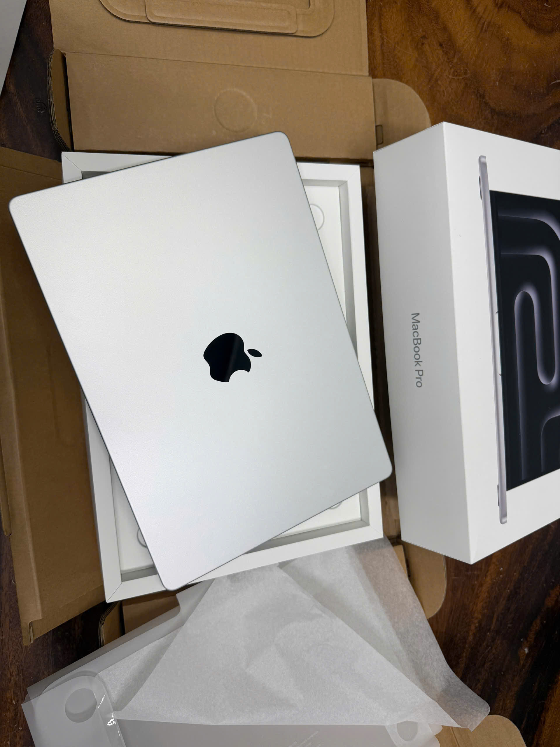 Macbook Pro M5 Full Box (1)