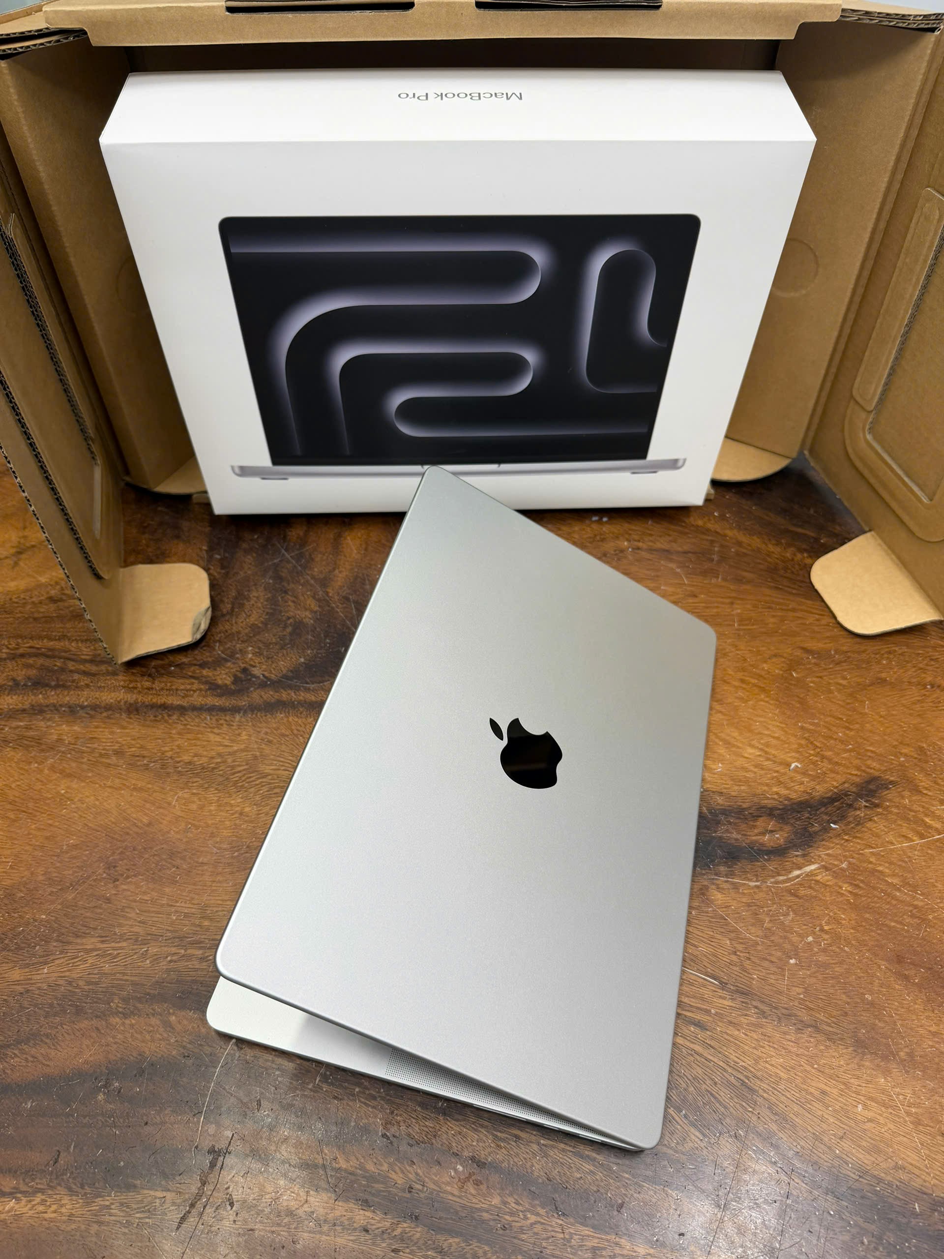 Macbook Pro M5 Full Box (2)