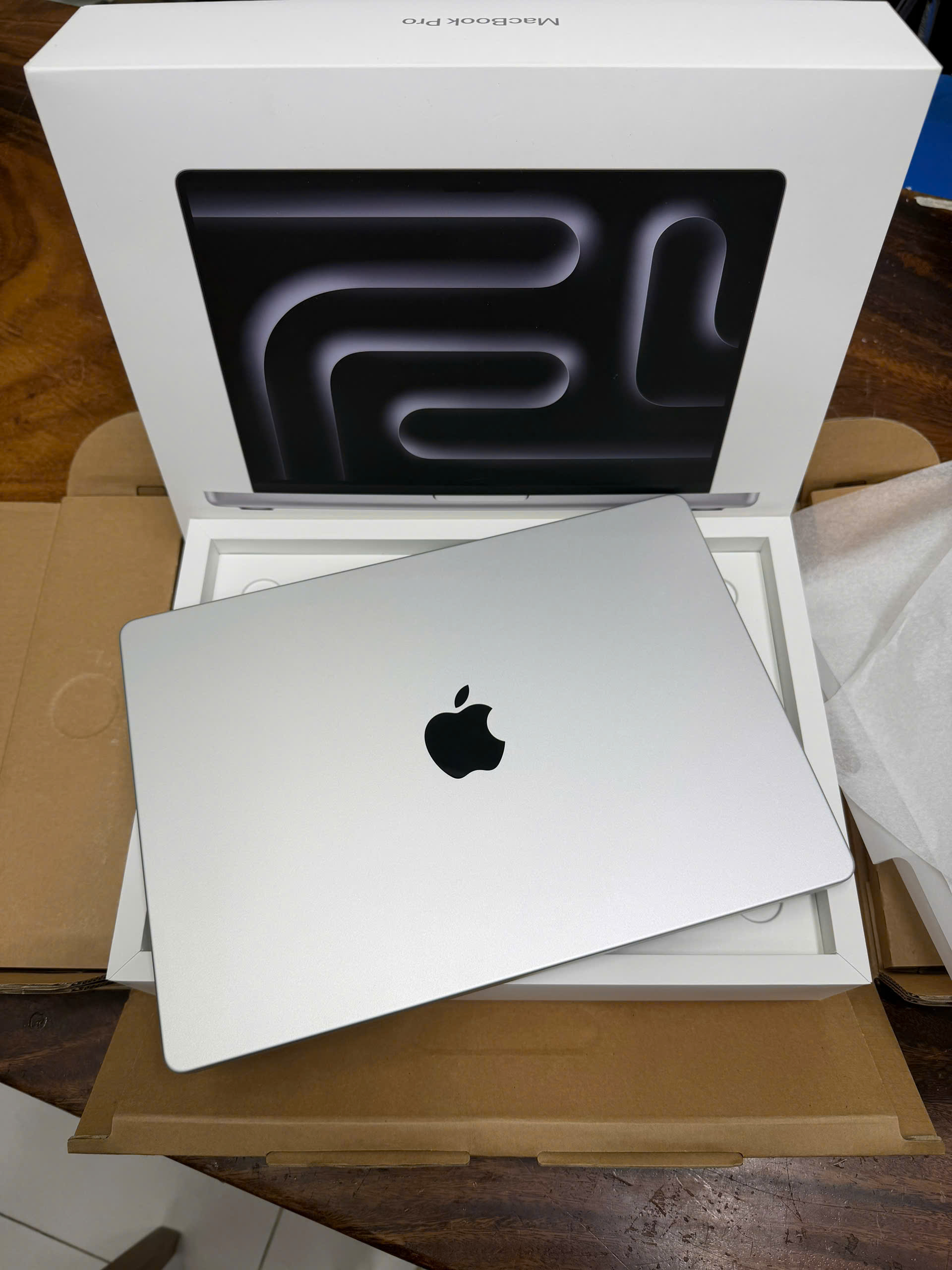 Macbook Pro 14in M5 Pro, 48G, ssd 1T, like new, full box